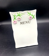 Porte menu ancien en porcelaine avec décor de fleurs roses