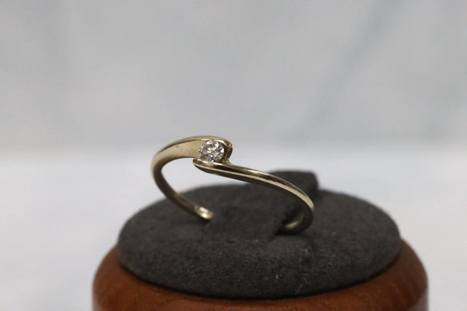 Anillo de derivación solitario de oro amarillo de 9 quilates - talla L1/2 - sello del Reino Unido Foto 2 de 4