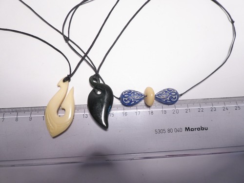 3 orientalische Anhänger an Bänder Horn u. grüne Jade handgeschnitzt blaues Glas - Bild 8 von 17