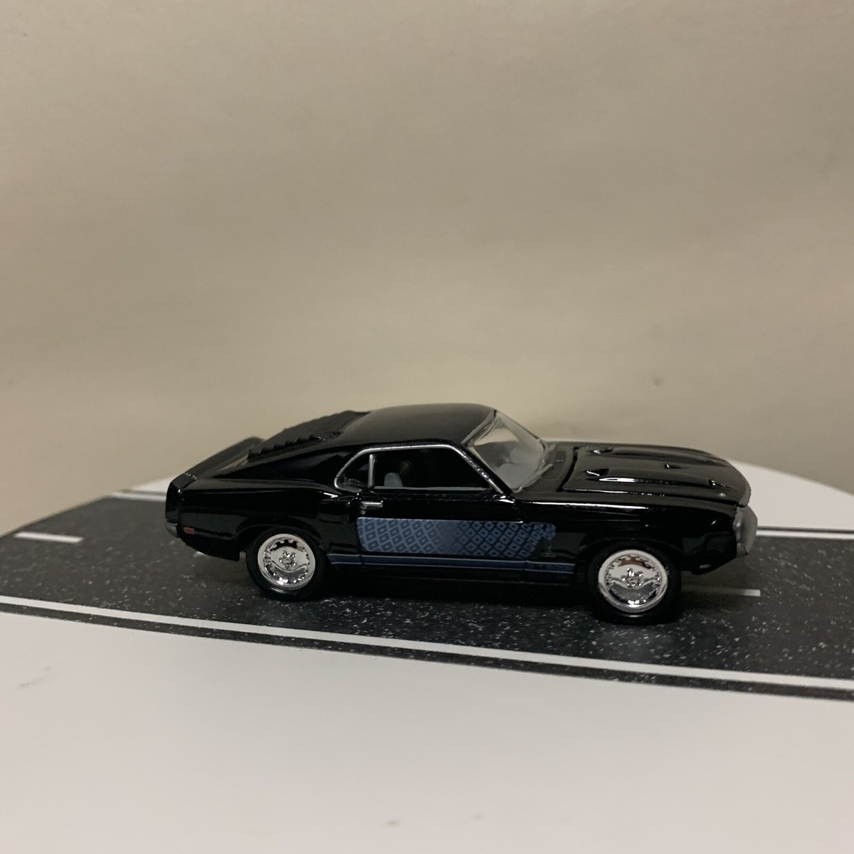 Johnny Lightning Thirteen 13 Customs 1969 Shelby GT500 Mustang