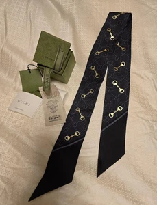 GUCCI Foulard en Soie GG Logo Design avec Étiquette et Boîte pour Femme