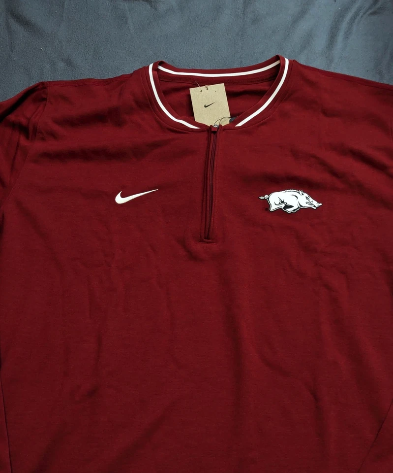 Camisa masculina Nike Arkansas Razorbacks Dri-FIT Sideline Coach 1/4 com zíper 4XL carmesim - Imagem 2 de 4
