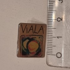 Pin Anstecknadel Logo Fattoria La Vialla biodynamischen Familienbetrieb Toskana.