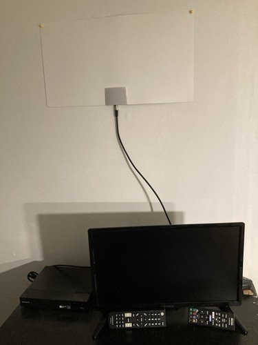 Insignia Tv 19 Inches And A Dvd Player And Antenna - Picture 1 of 2