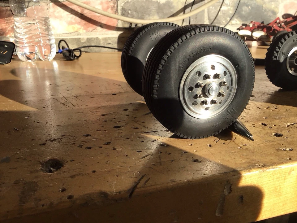 Llantas y neumáticos de camión personalizados para un Smith Miller, ¿todo americano escala 1/16? O RC Foto 4 de 4