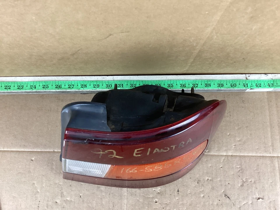 Luz trasera derecha pasajero Hyundai Elantra 1992-1993 OEM Foto 2 de 4
