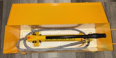 Steel Dragon Tools  7475H Two-Speed Hydraulic Hand Pump W/ Carrying Case, New