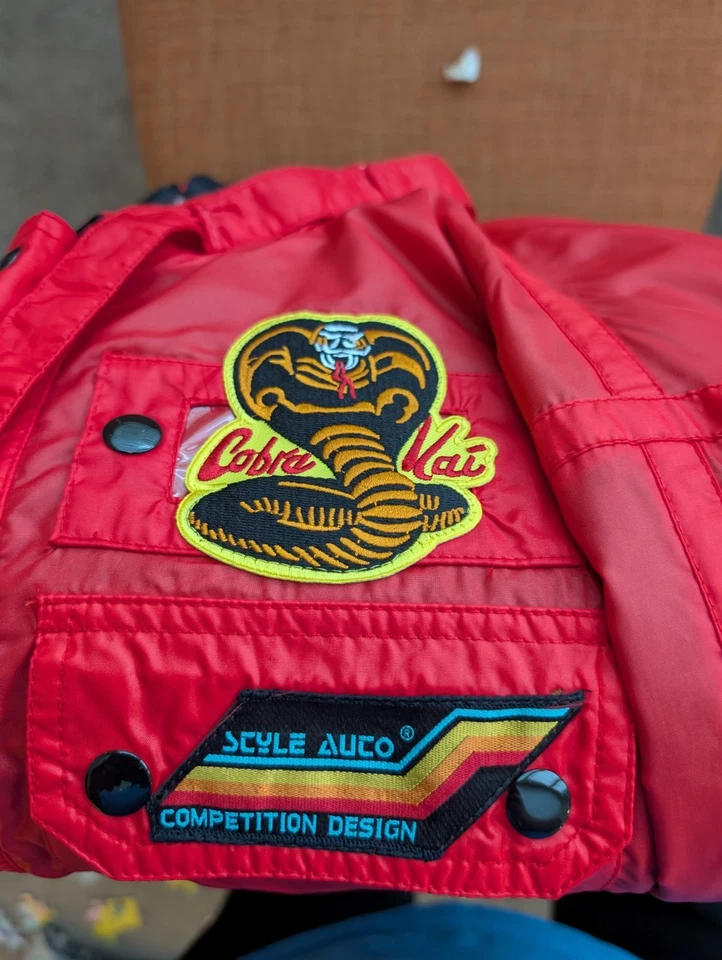 Chaqueta de nailon roja Johnny Lawrence Karate Kid 1984 estilo cobra kai Foto 2 de 4