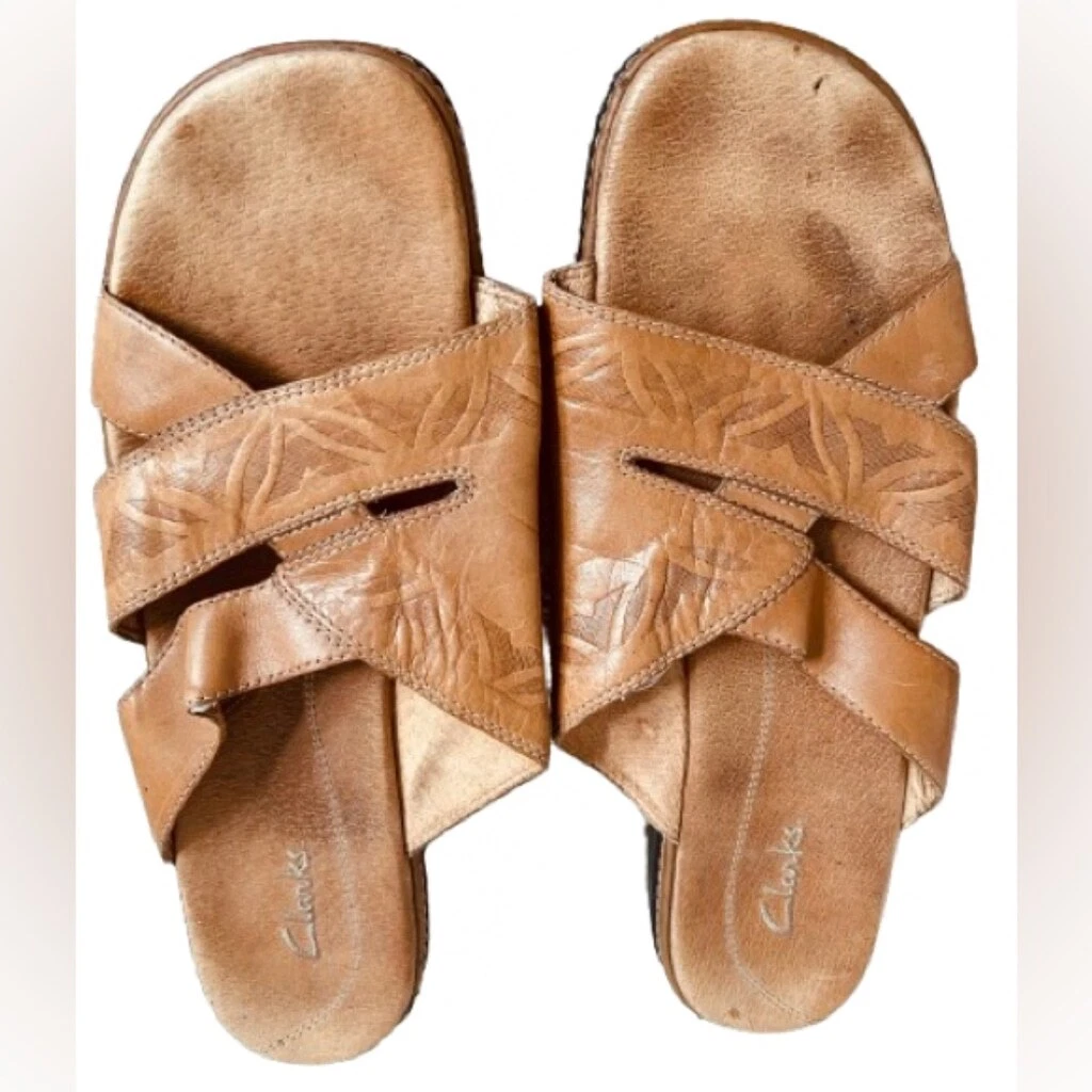 Sandali incrociati donna Clarks vintage in pelle marrone goffrata nuovi senza etichette. Taglia 9 5