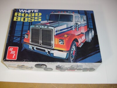 1:25 AMT White ROAD BOSS Semi Tractor Model Kit W/Box!