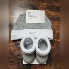 Nike 2-Piece Set Beanie Hat Booties Grey White - Size 0-6 Months NWT