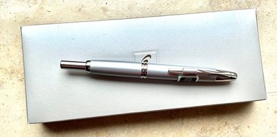 LAGERBEREINIGUNG! PILOT Capless  Füllhalter, hellgrau, B Feder