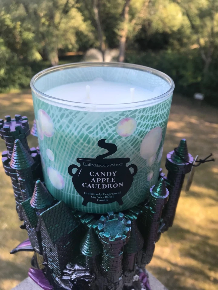 Bath & Body Works HALLOWEEN CARAMELO MANZANA CALDERO 3 Mechas Vela con Tapa Decorativa Foto 2 de 3