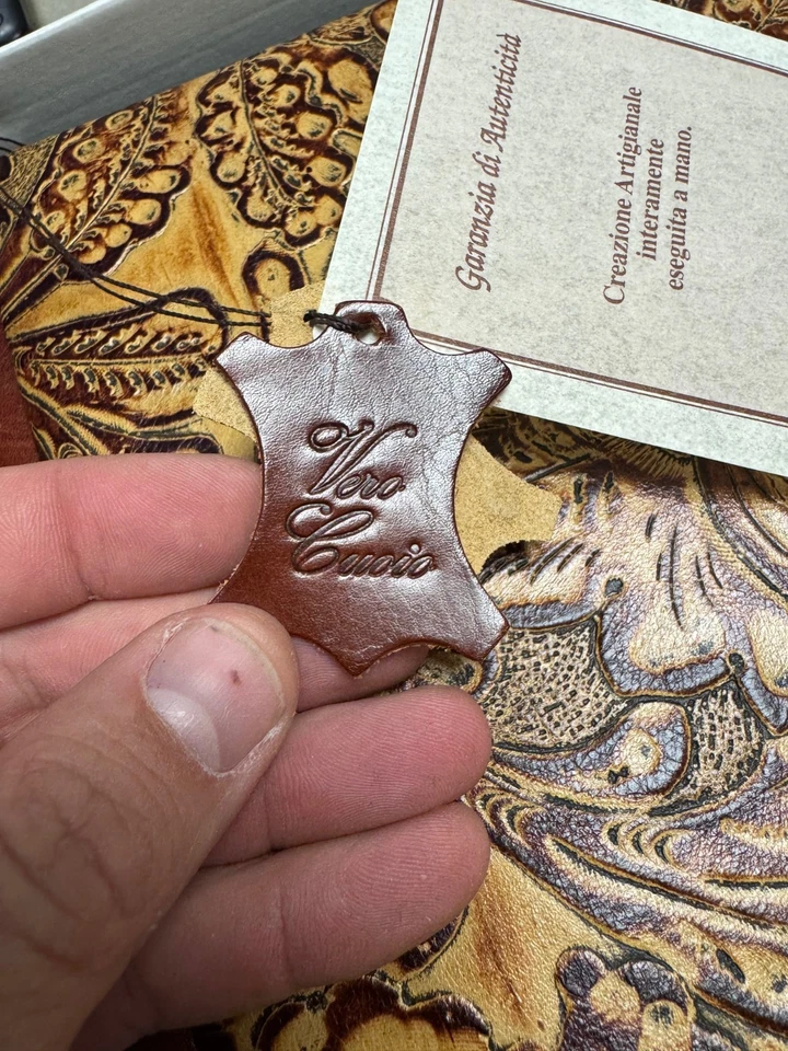 Álbum de fotos Vero Cuoio hecho a mano de cuero italiano 14x14" diseño floral mecanizado Foto 3 de 4