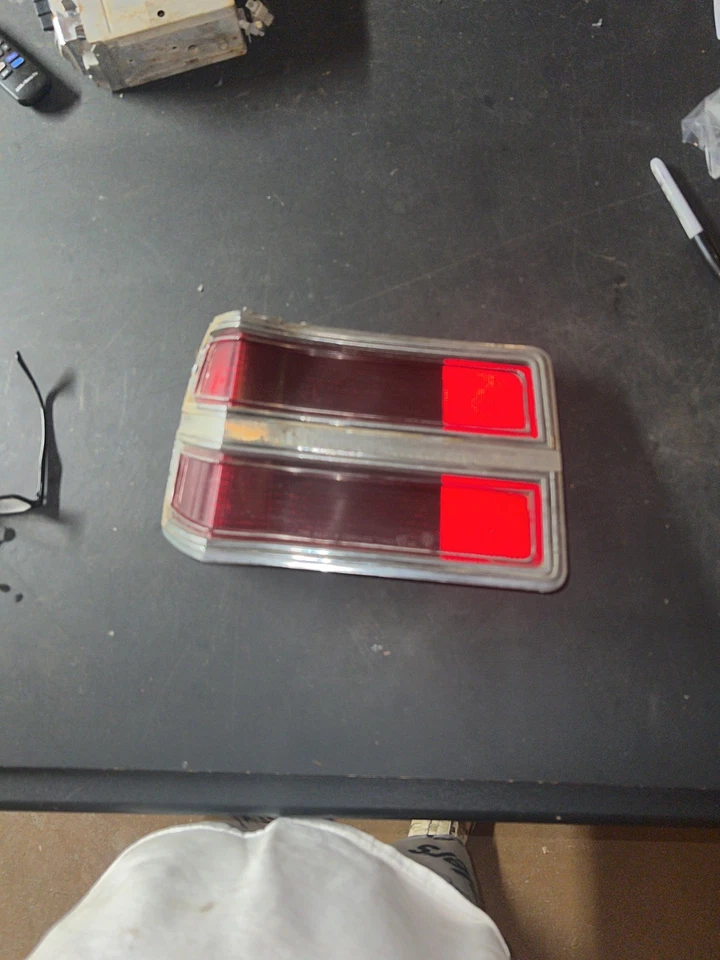 Dodge Magnum 1979 luz trasera lateral del conductor lente PN 4076539 solo luz trasera de un año Foto 2 de 4