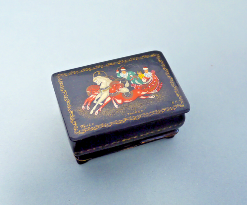 Piccola scatola di vernice russa pittura in miniatura giro in slitta con carrozza trainata da cavalli segno. - Foto 1 di 7