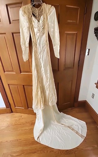1930s/40's Beautiful, Elegant Satin & Lace Wedding Dress with Long Train
