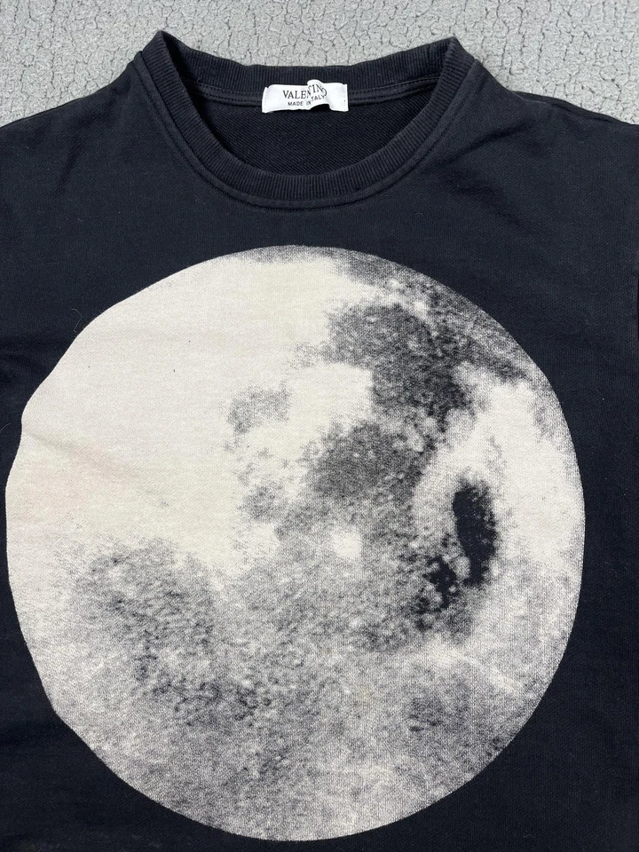 Moletom Valentino masculino médio preto lua gola redonda feito na Itália On Love - Imagem 2 de 4