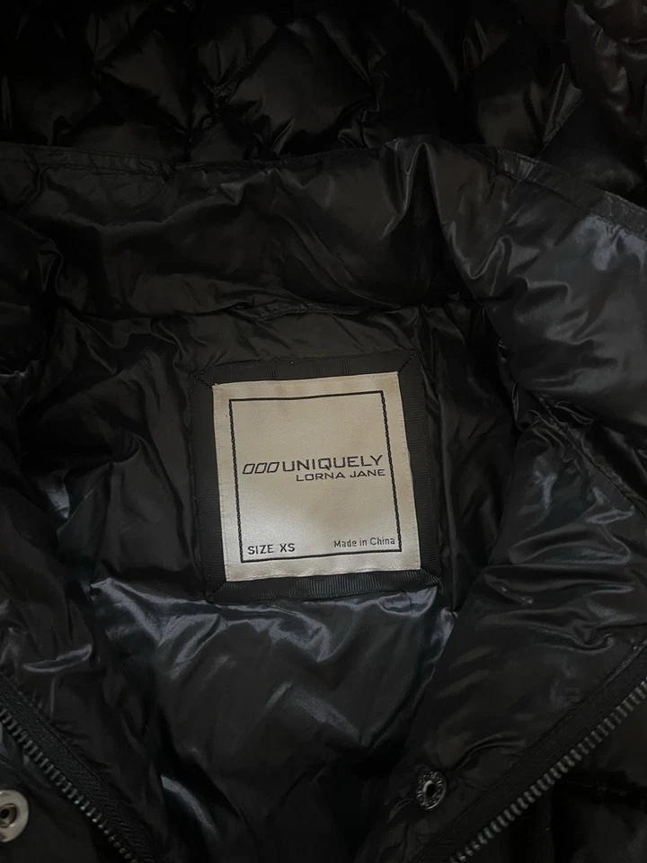 ÚNICAMENTE LORNA JANE Chaqueta acolchada de plumón negra con capucha TALLA XS Cremallera completa Invierno Foto 4 de 4