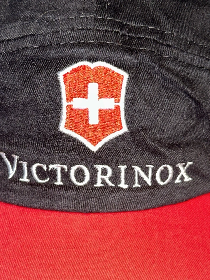 GORRA VICTORINOX EJÉRCITO SUIZO NEGRO ROJO CORREA AJUSTABLE Foto 2 de 4