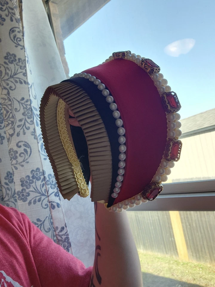 Diadema capucha francesa siglo XVI (roja) Foto 2 de 4