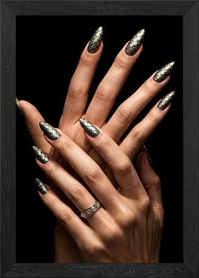 Hände mit Drachenschuppen Nail Art gerahmtes Wandbild Poster Leinwanddruck Bild