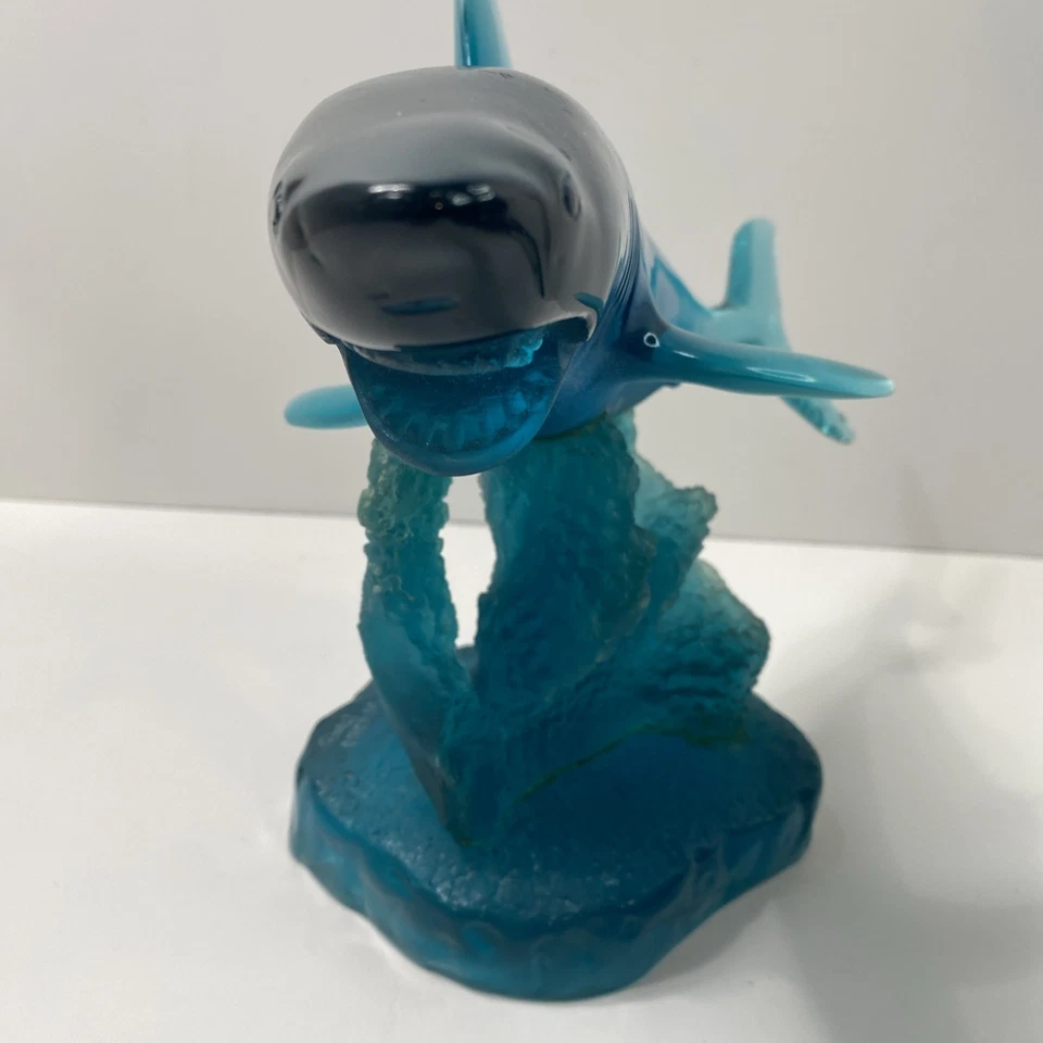 Escultura Wyland Gran Tiburón Blanco y Coral 1990 Azul Acrílico Marcado Foto 2 de 4