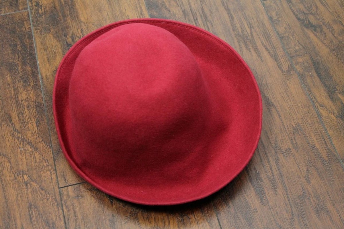 PATRICIA UNDERWOOD NY Red Fine Wool Felt Asymmetrical Brim  display picture 3