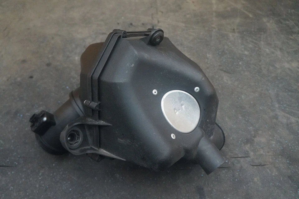 Right Air Cleaner Filter Box 13717843290 OEM Bmw M5 F10 2012-2016 M6 2013-2019 - Image 3 of 4