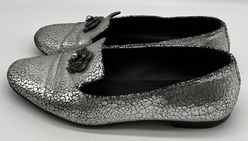 Mocasín Chanel RE-Soled Otoño 2015 Cuero Plateado Floral Dije Apliques Talla 38.5 Foto 2 de 4