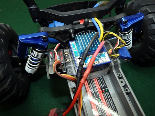 TRAXXAS Stampede 2WD RC Truck with remote. - Picture 11 of 21