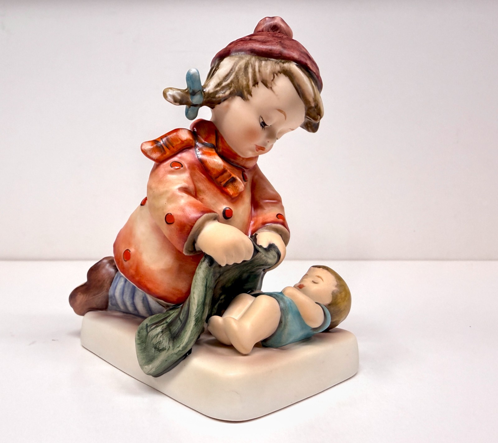 Hummel Figurine "SLEEP TIGHT" #424, TMK6, retired design, excellent condition