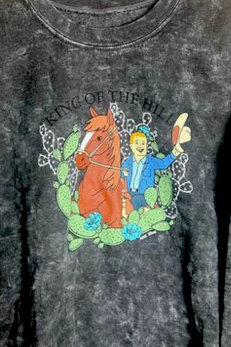 King of the Hill Vaquero Bobby Mujer Pequeño Gran Tamaño Cuello Redondo BoxLunch Exclusivo - Imagen 3 de 4