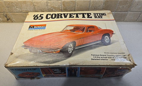 Monogram, '65 Corvette Sting Ray, Vintage Modellbausatz im Maßstab 1:8. !!Extra Teile!!