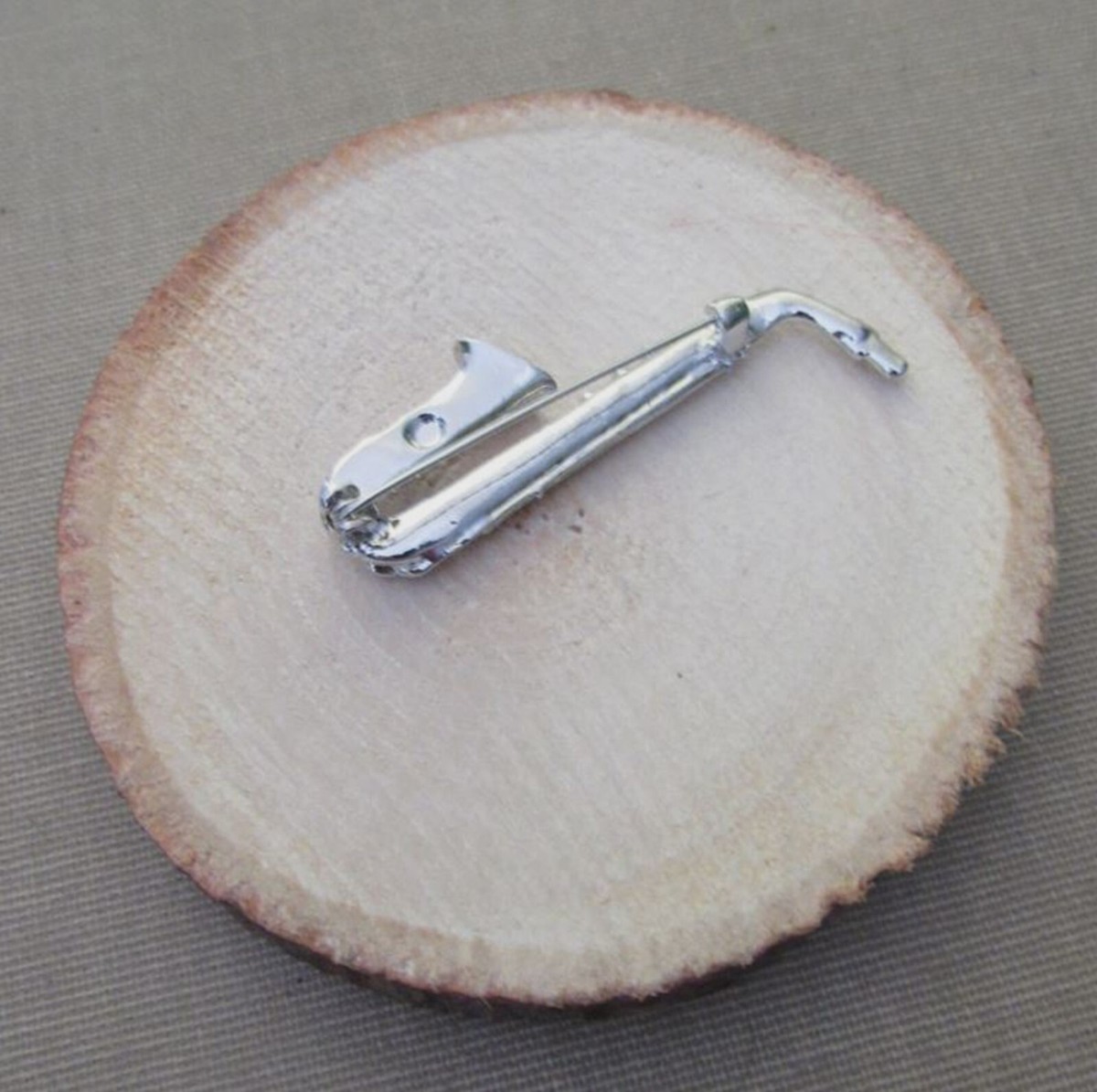 Broche Saxophone Argentée En Acier Inoxydable - Bijou Musique Original