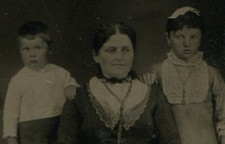 MOTHER AND CHILDREN, PRICELESS FACIAL EXPRESSIONS. TINTYPE.