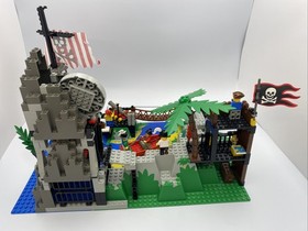 Lego Pirates 6281 Pirates Perilous Pitfall - w/ Minifigs & Manual! 99% Complete