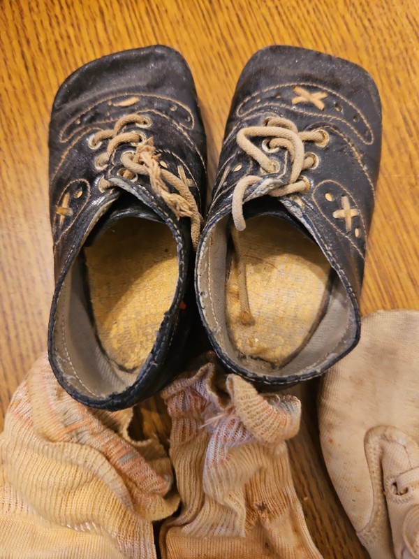 Vintage Baby Shoes Collectible Lot 5 Shoes, 1 Complete Pair With Socks