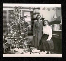 XMAS TREE PRESENTS MOTHER DAUGHTER PIANO OLD/VINTAGE PHOTO SNAPSHOT- N18