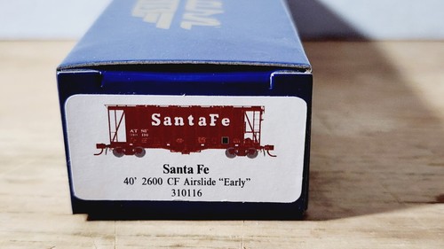 Athearn GN23385 N Scale 40' 2600 CF Airslide Hopper Early Santa Fe RR 310116 - Picture 4 of 4