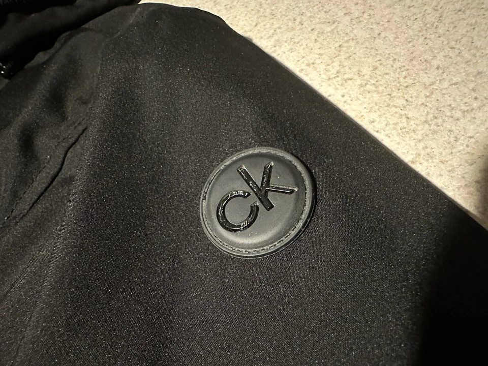 Calvin Klein Hombres Grande Infinite Chaqueta Elastizada Forrada de Vellón Babero Abrigo Negro LGG Foto 2 de 4