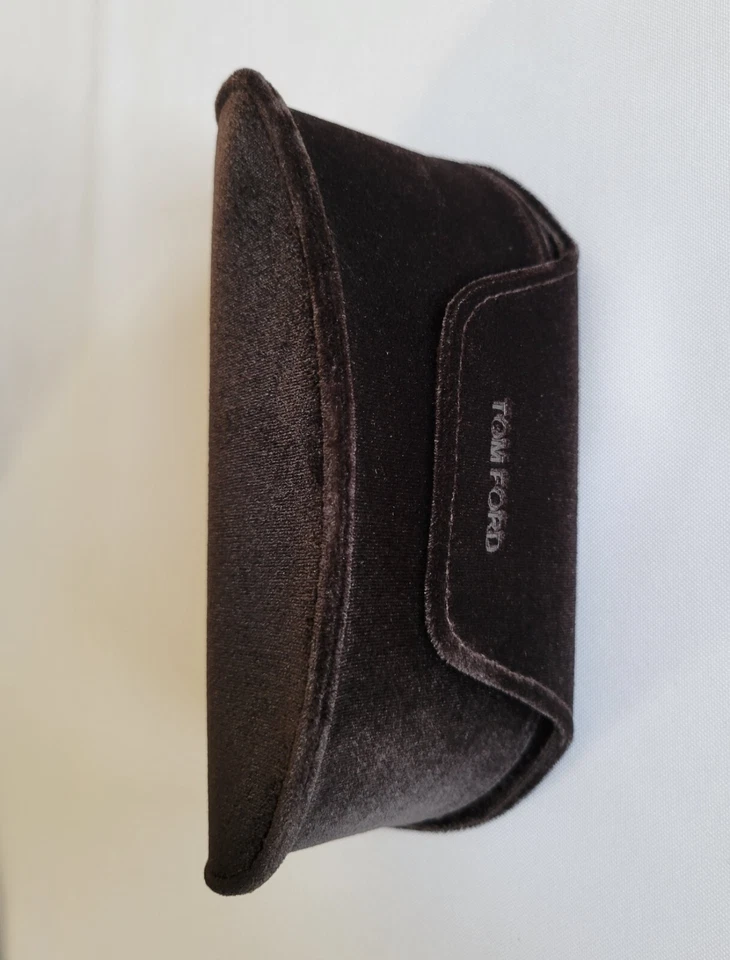 FUNDA PARA GAFAS DE SOL TOM FORD GRANDE DE TERCIOPELO MARRÓN CON TARJETA Y PAÑO DE LIMPIEZA Foto 4 de 4