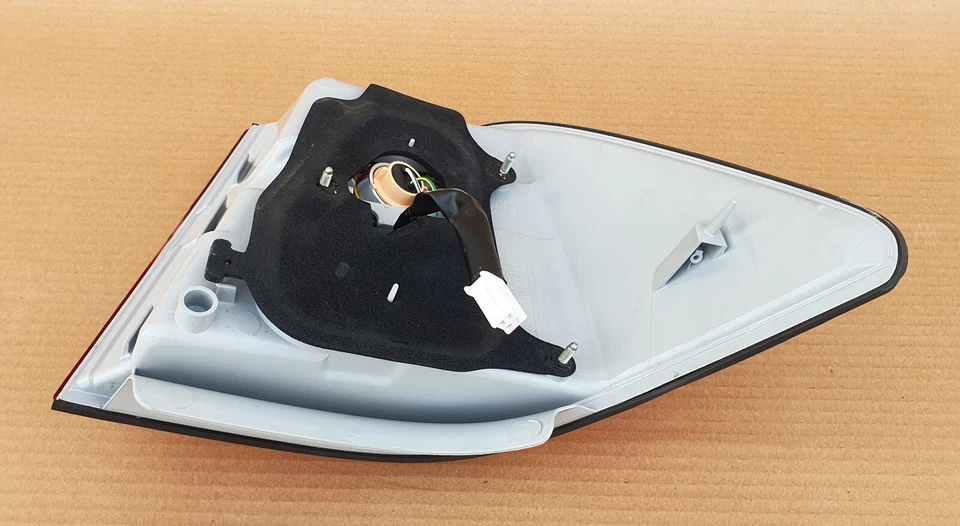 Luz trasera LED del lado izquierdo del conductor LEXUS LS430 2004-2006 OEM JDM usada Foto 3 de 4