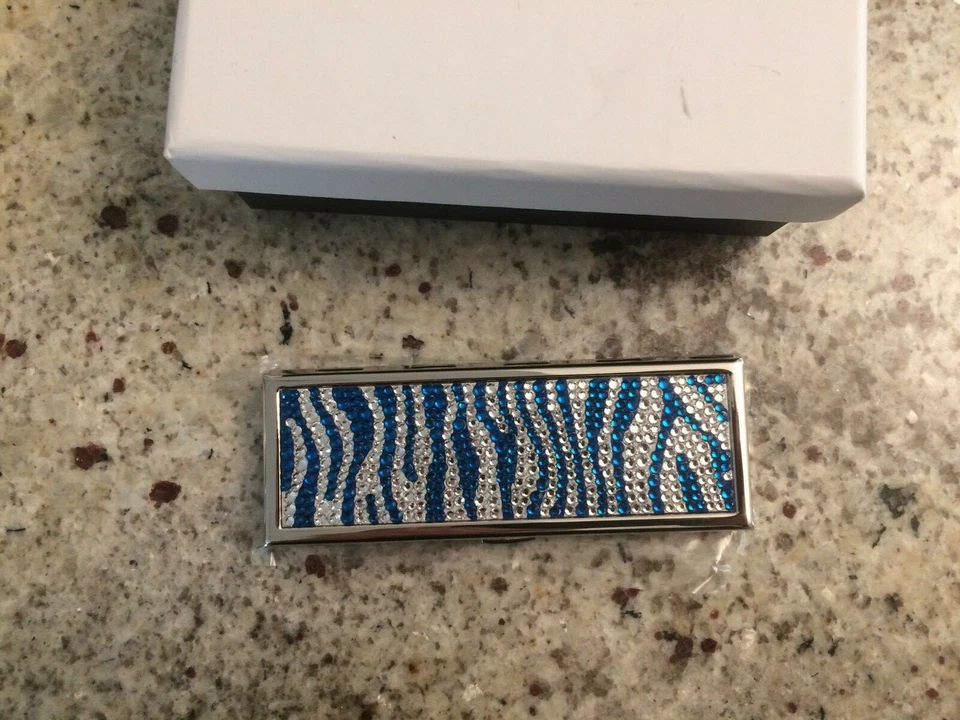 Nuevo en caja Judith Lieber Neiman Marcus Target Cristal Compacto Espejo Azul Estampado Cebra  Foto 3 de 4