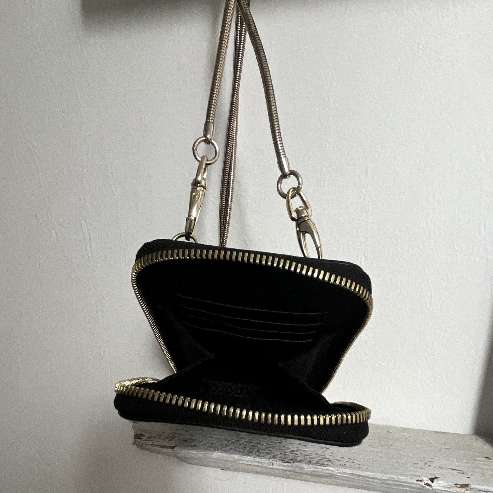 Aigner Damen Geldbörse Leder Schwarz mit Reißverschluss, Logo & Trageriemen 3