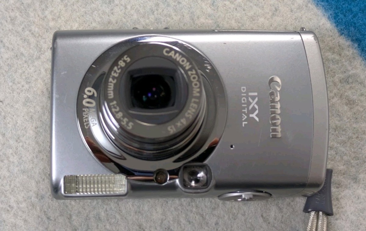 Canon IXY Digital 800 IS Camera Bundle 2 Battery + Charger & Case