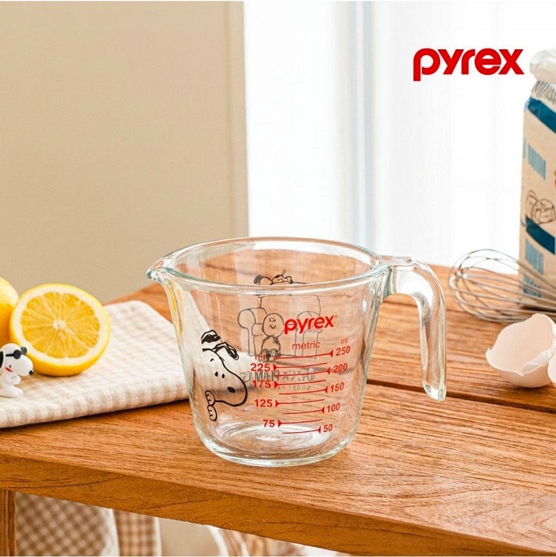 Pyrex x Peanuts Snoopy Measuring Cup 250ml 8.5oz Glass Heat