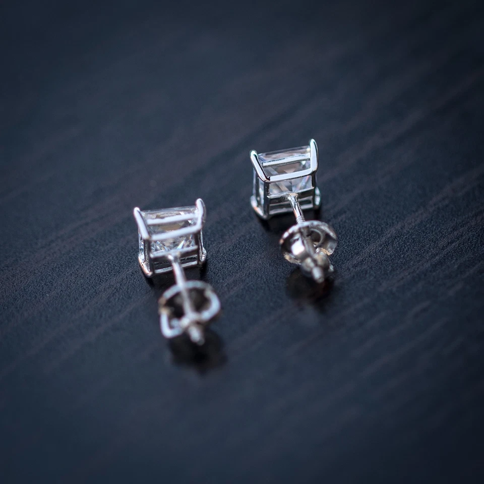 Aretes atornillados de plata de ley enchapados en oro blanco de circonita cúbica cuadrada para hombre Foto 3 de 3