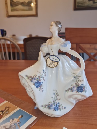 STUNNING ROYAL DOULTON BEATRICE HN3263 FIGURINE 1989 BY PEGGY DAVIES / WITH TAG - Picture 2 of 11