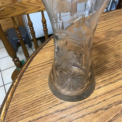 Large Crystal Vaseline Glass Vase, etched Floral pattern - Picture 5 of 5